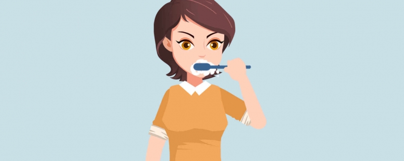 女子长期横向刷牙导致牙齿缺损 如何正确刷牙
