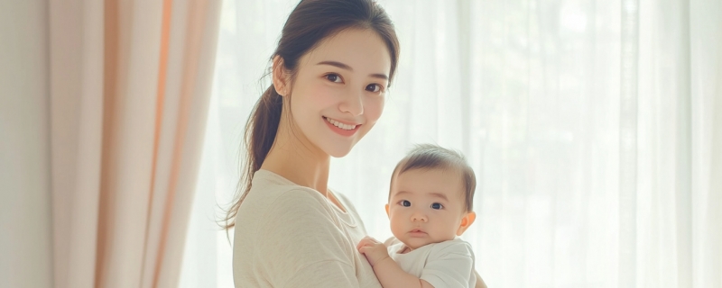 47岁女子升级做奶奶晒抱孙子合影 网友：怎么那么年轻啊