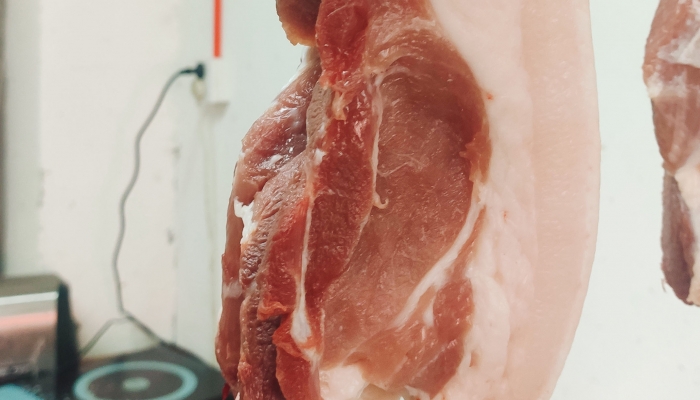 女子辞去月薪8000工作转行卖猪肉
