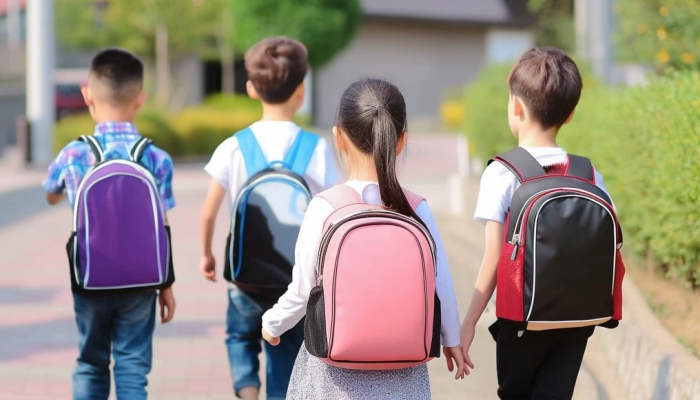 全校师生仅1800人却花24万买餐盘