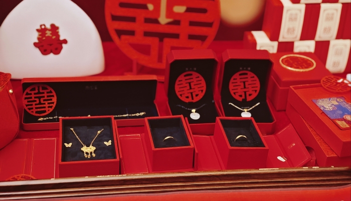 天价耳环事件真是公众集体仇富吗