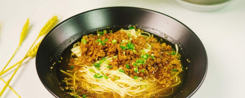 端面争议引冲突 面馆店员持刀理论后