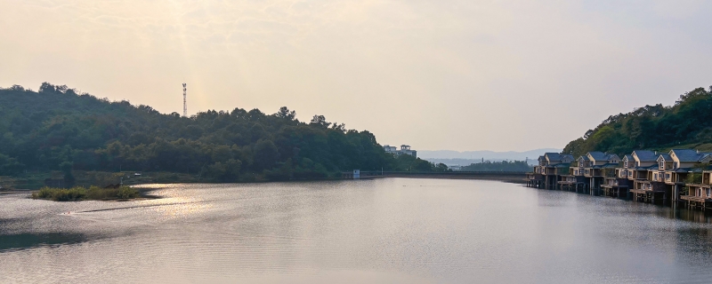 目击者称游客蹦极绳断坠落见到血迹 多方回应待官方通报