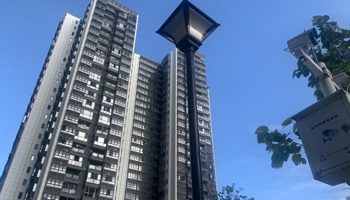 在香港读书女生住60层以上遭遇台风 凌晨两点吓得躲到客厅